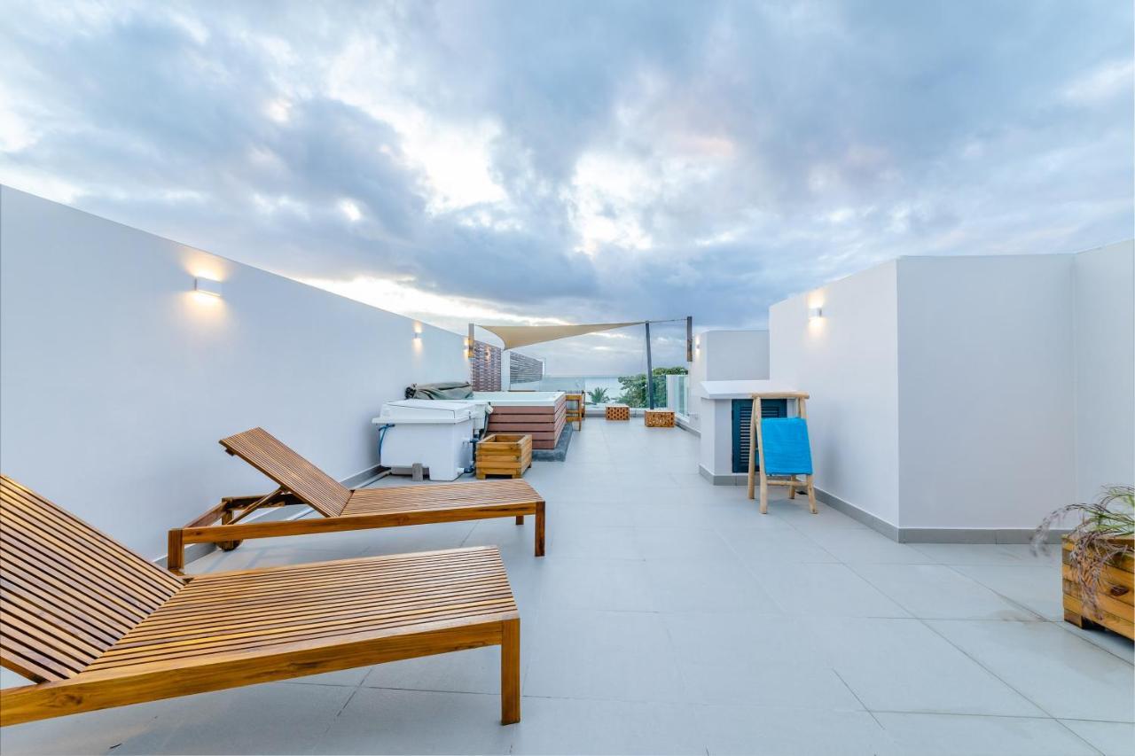 One Bay Residence Unit 15 - Penthouse With Private Roof Top, Jacuzzi And Sea View Grand Baie Exterior foto